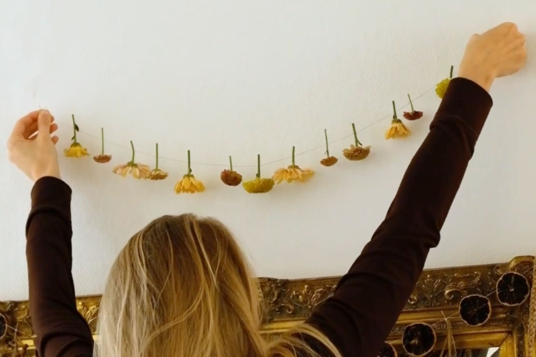 DIY: Maak een bloemen slinger met bijenwas
